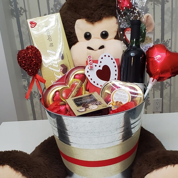 Giant Monkey with giant hug - Picture 5 of 7